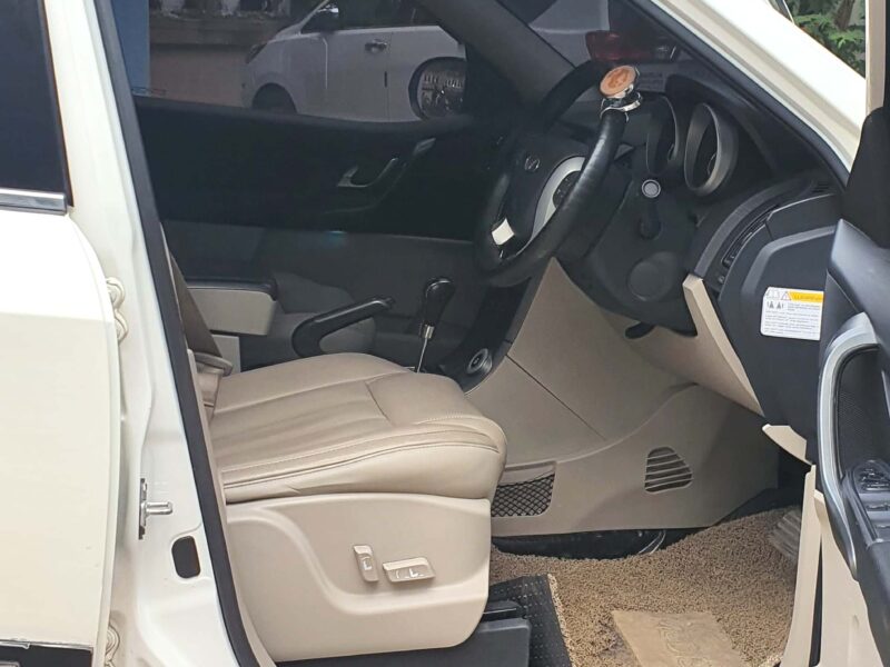 Mahindra Xuv500 AT W10 FWD